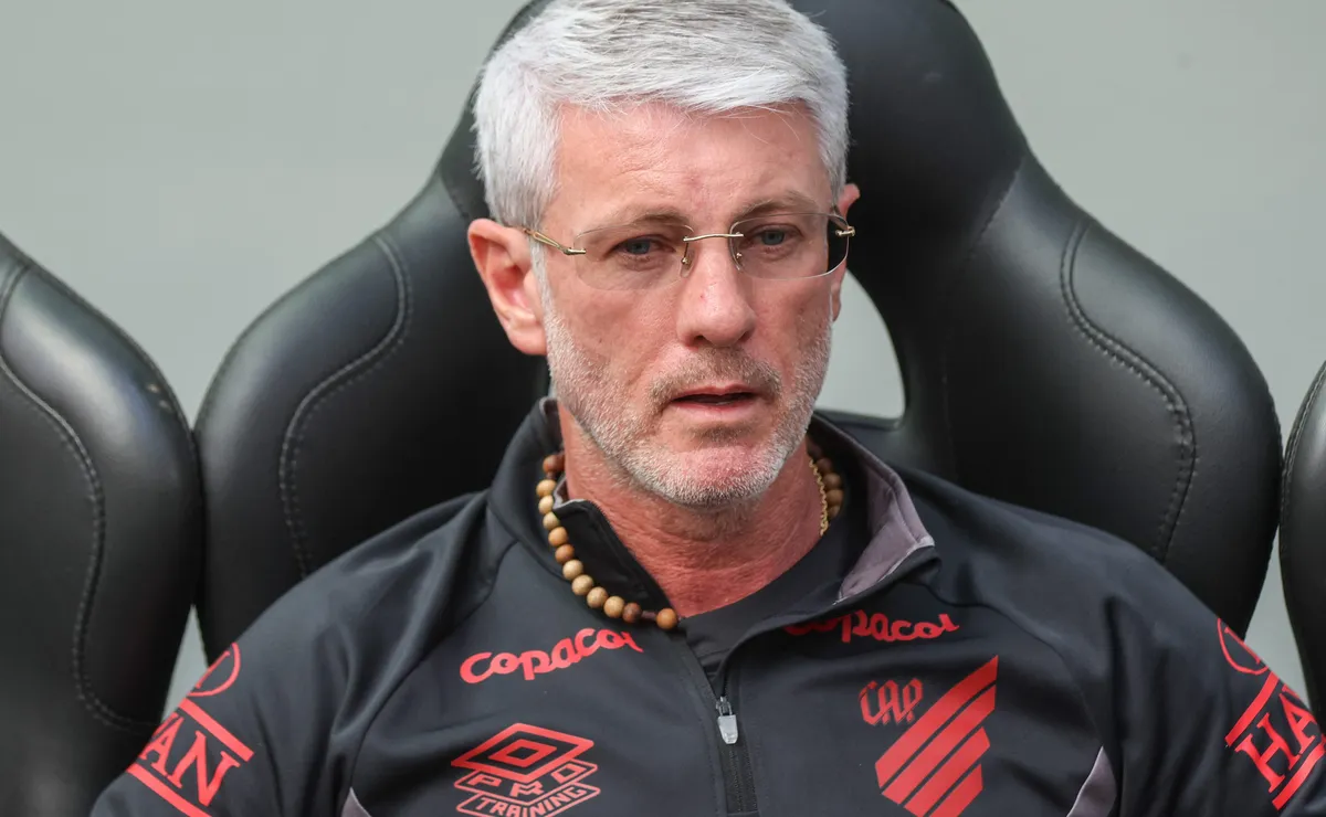 Odair Hellmann questiona suposta proteção ao Palmeiras pela arbitragem: ”Compensação que não tinha necessidade”