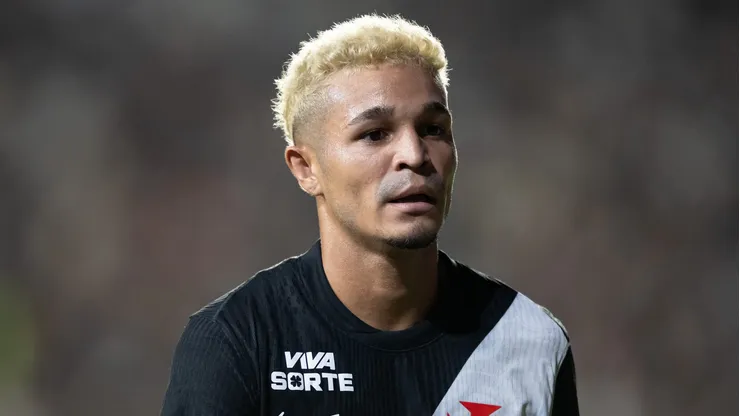 Adson jogador do Vasco durante partida contra o Sao Paulo no estadio Sao Januario pelo campeonato Brasileiro A 2026.