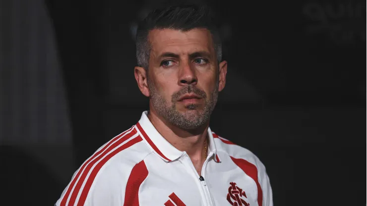 Paulo Pezzolano tecnico do Internacional durante partida contra o Corinthians no estadio Arena Corinthians pelo campeonato Brasileiro A 2026.