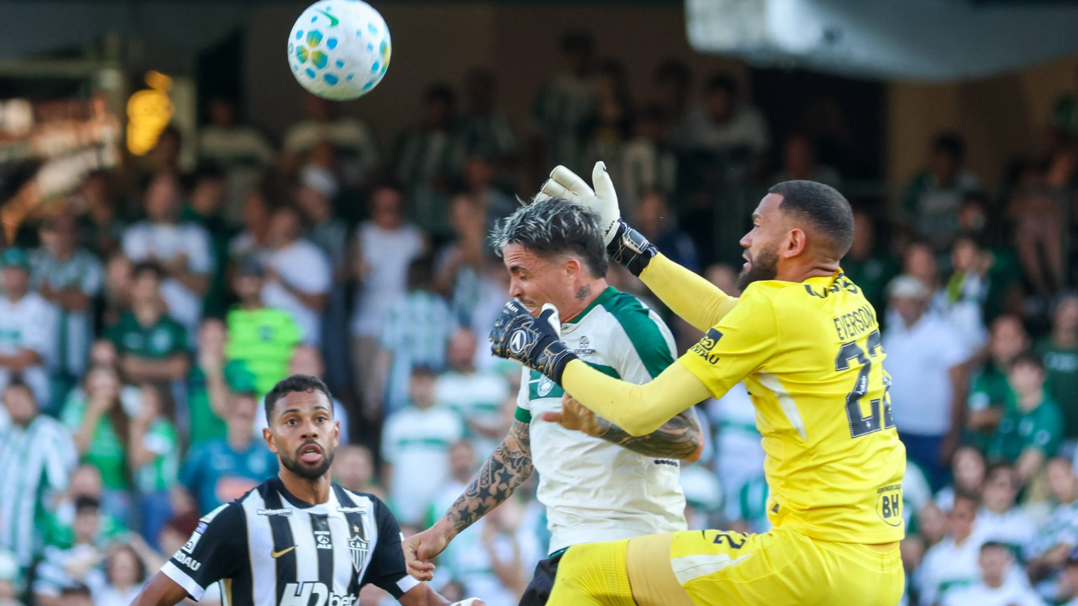 Everson em ação no duelo contra o Coritiba – Foto: Robson Mafra/AGIF