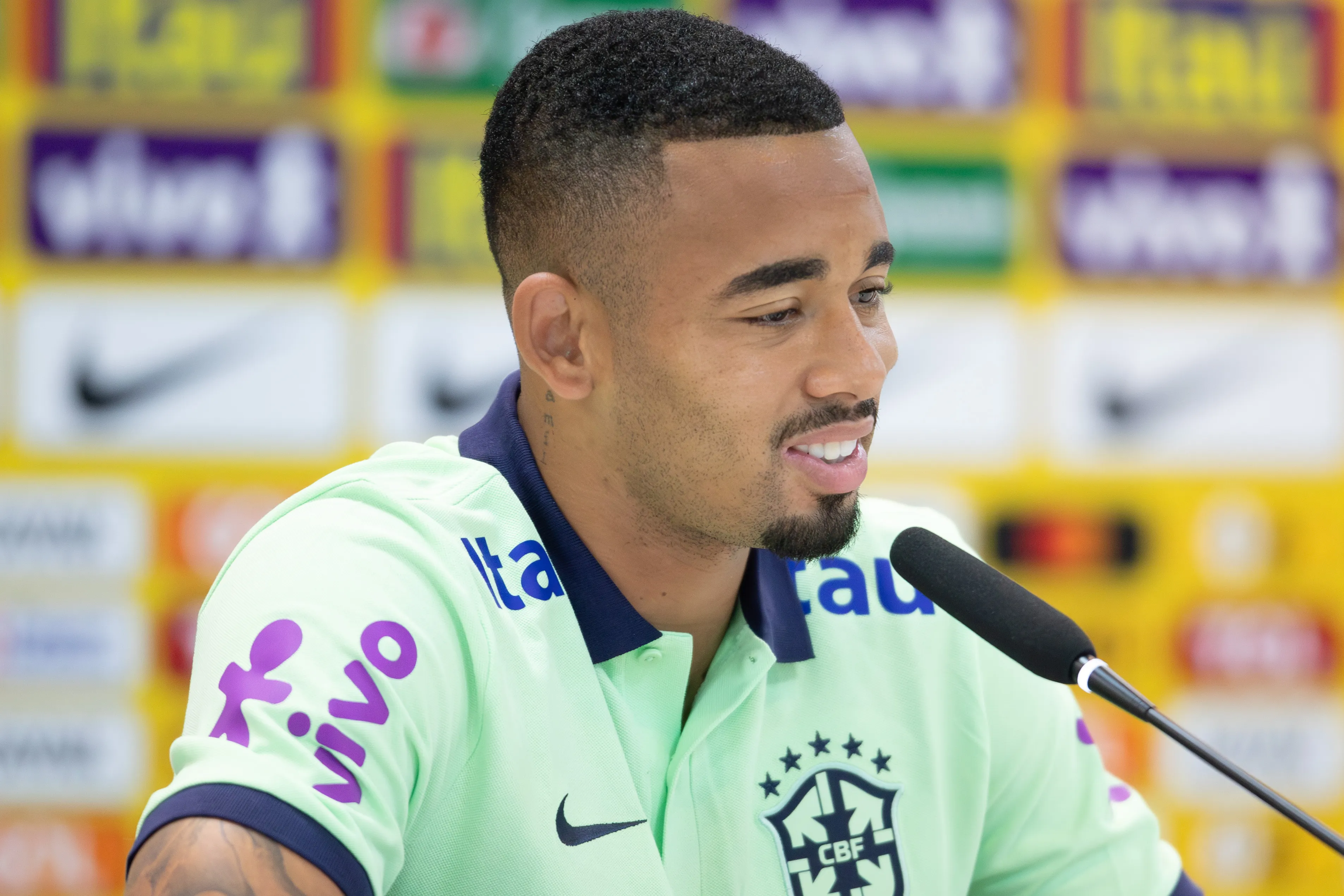 Gabriel Jesus vestindo a camisa da Selecao Brasileira durante coletiva de imprensa realizada no Arena Pantanal. Foto: Gil Gomes/AGIF