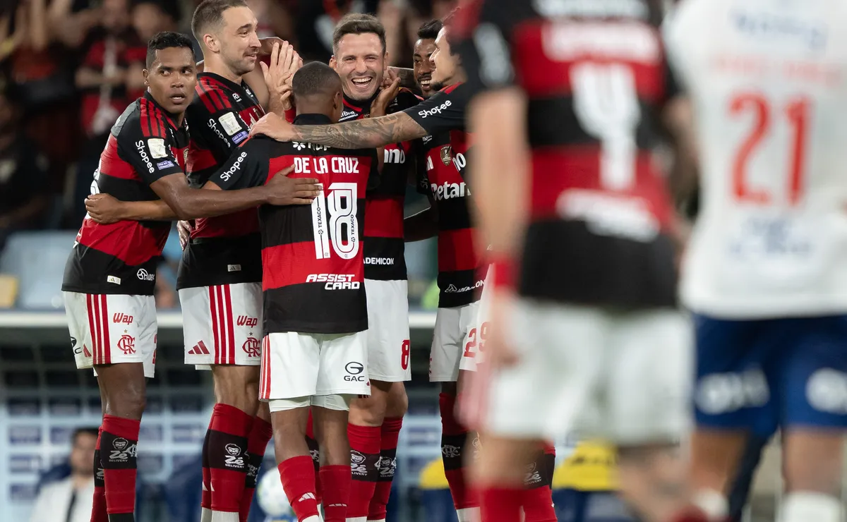 Saúl volta após 4 meses, dá assistência e vive drama familiar no Flamengo