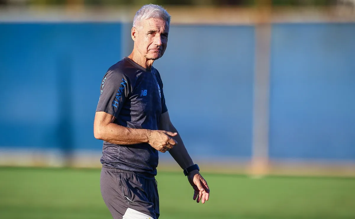 Direção do Grêmio mantém Luís Castro mesmo sob pressão interna após derrota para o Cruzeiro