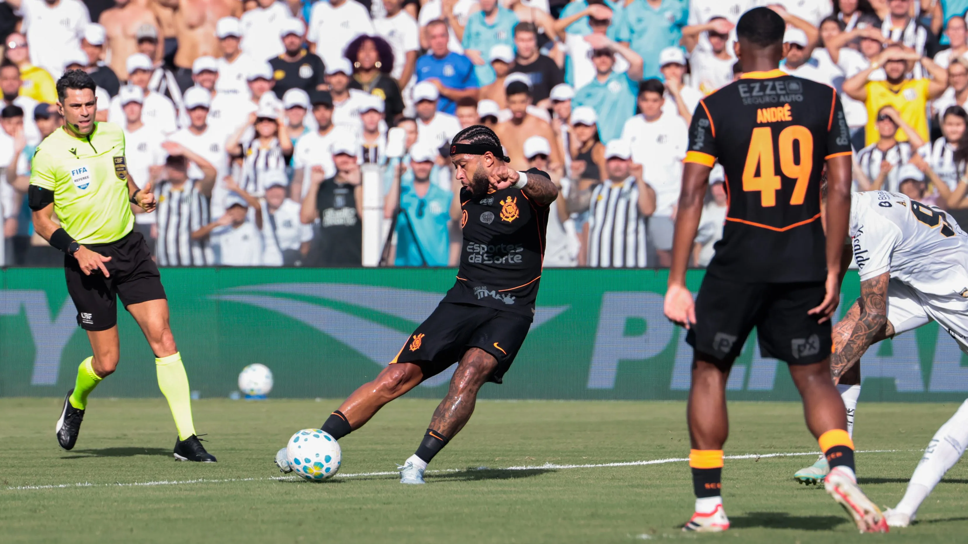 Memphis em ação pelo Timão – Foto: Marcello Zambrana/AGIF