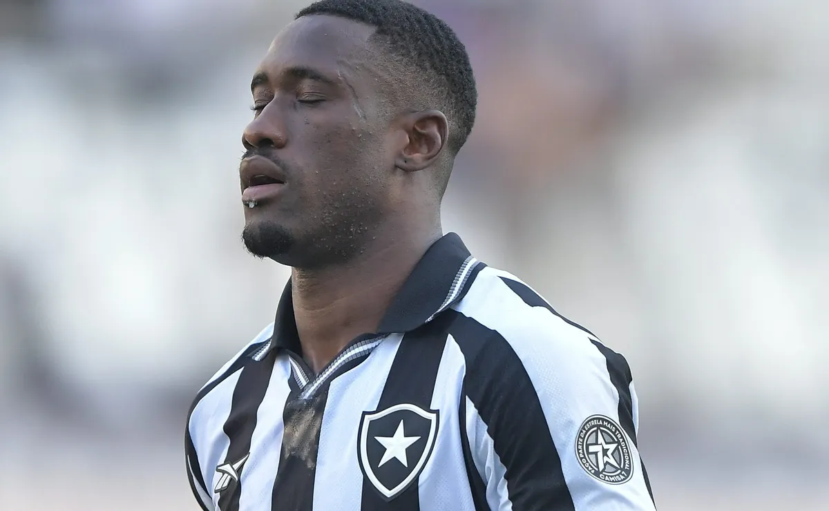Franclim Carvalho enaltece zagueiros do Botafogo após vitória e cita Bastos: “Pode fazer pela esquerda”