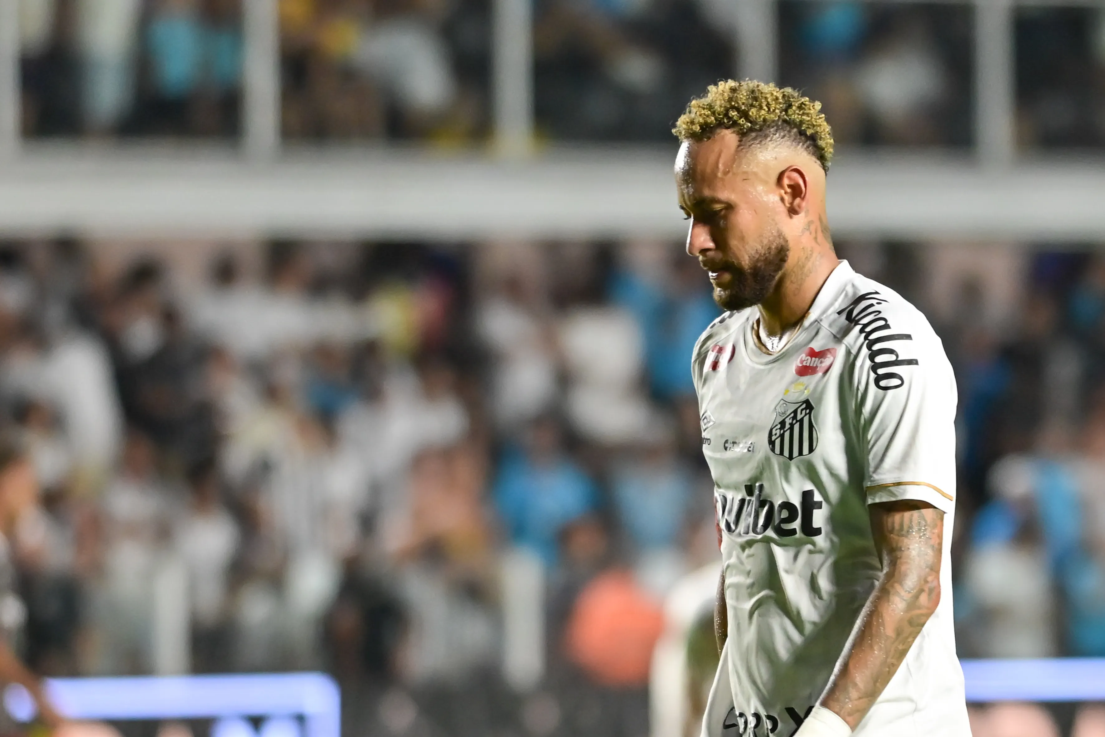 Neymar deixa o campo após derrota do Santos. Foto: Jota Erre/AGIF