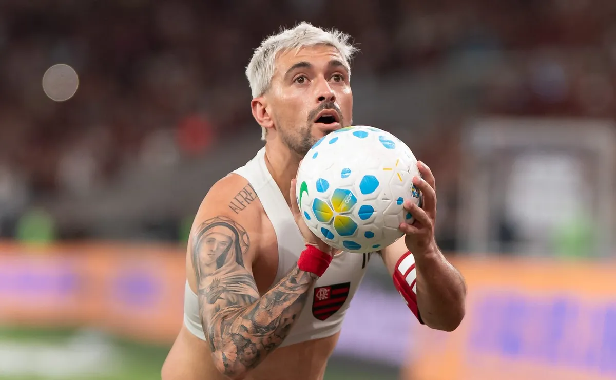 PC de Oliveira aprova cartão amarelo recebido por Arrascaeta, do Flamengo, após homenagear Oscar Schmidt