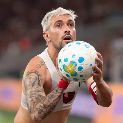 PC de Oliveira aprova amarelo recebido por Arrascaeta, do Flamengo