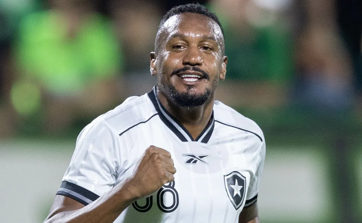 Edenilson celebra boa fase no Botafogo e agradece apoio da torcida: “Um grupo que merece muito”