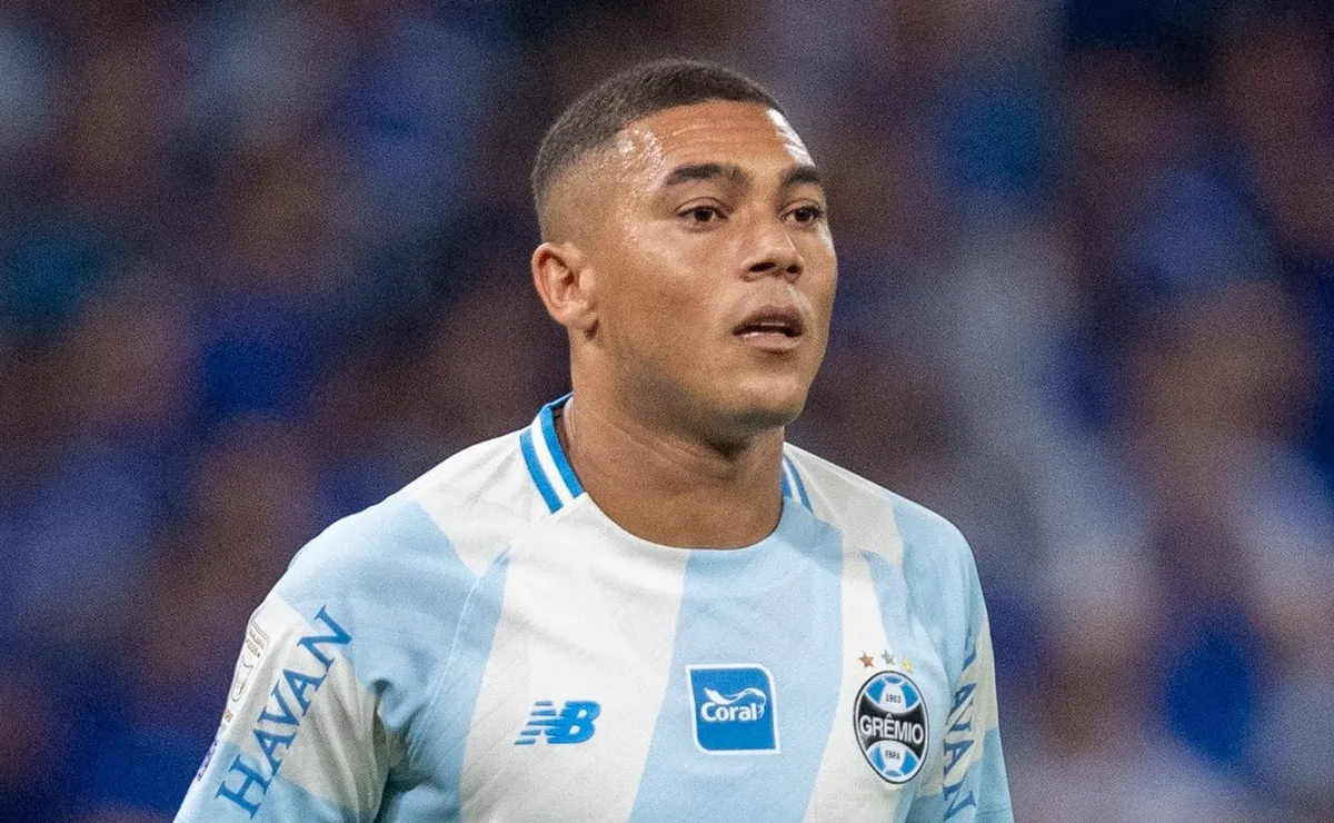 Carlos Vinícius toma 3º cartão em Grêmio x Coritiba e suspensão preocupa