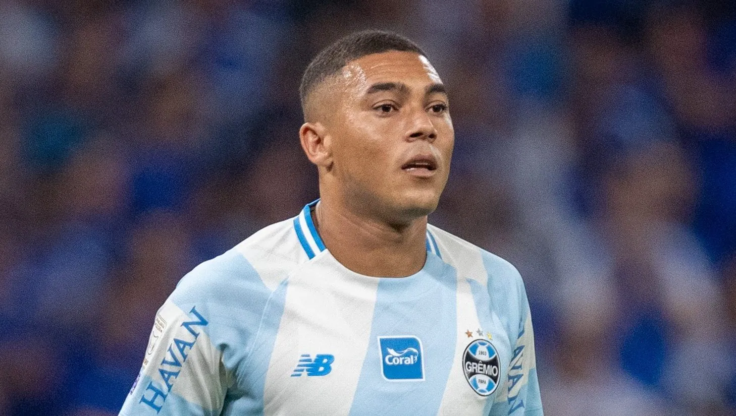 Carlos Vinicius durante partida contra o Cruzeiro, fora de casa. Foto: Fernando Moreno/AGIF