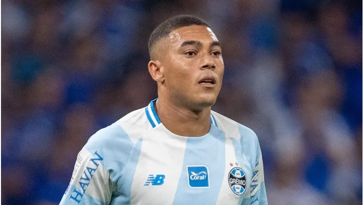 Carlos Vinicius durante partida contra o Cruzeiro, fora de casa. Foto: Fernando Moreno/AGIF