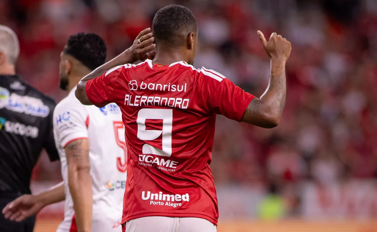 Alerrandro pode ganhar sequência no Internacional diante dos problemas ofensivos do time de Pezzolano