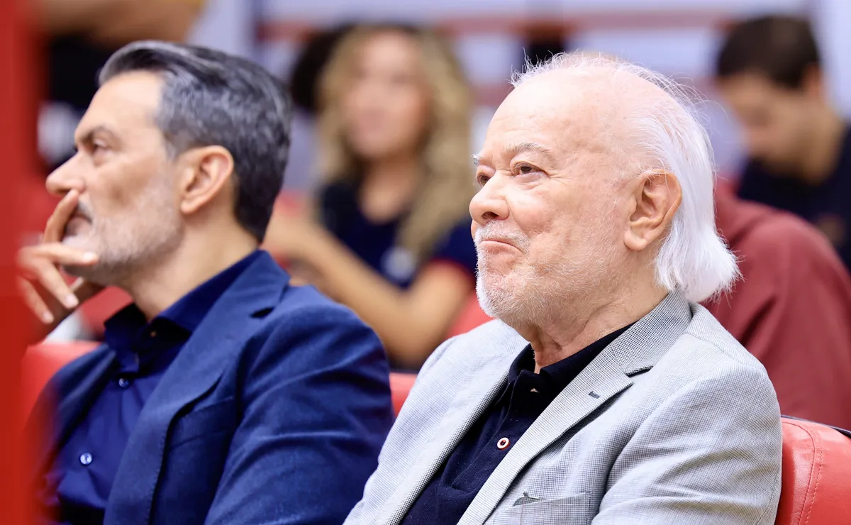 Organizada do São Paulo aborda Harry Massis no CT, cobra demissão de Rui Costa e se reúne com elenco