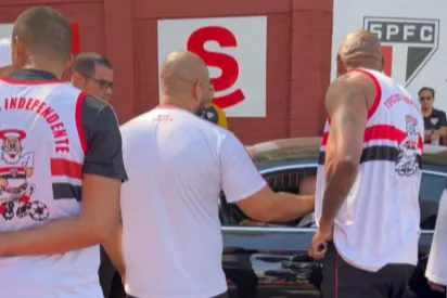 Organizada do São Paulo cobra presidente Harry Massis na porta do CT nesta 2ª feira – Reprodução/Arquibancada Tricolor