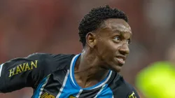 Gabriel Mec em campo com a camisa gremista.