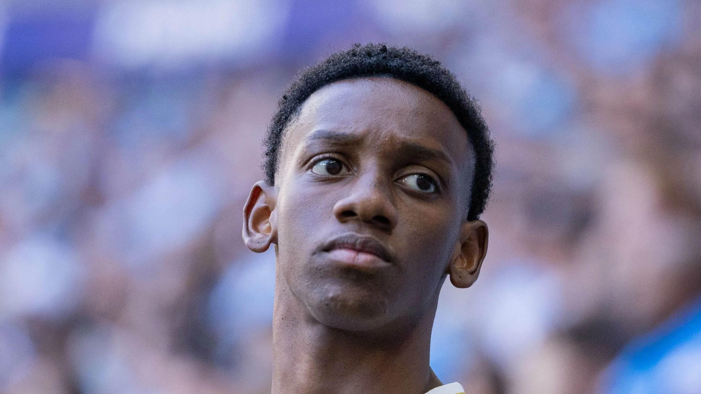 Foto: Liamara Polli/AGIF – Meia-atacante do Grêmio no banco de reservas durante jogo contra o Mirassol.
