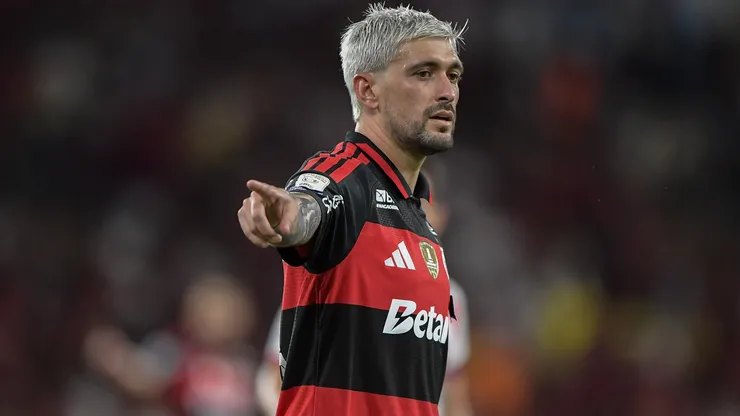 Arrascaeta em ação pelo Flamengo no Maracanã - Foto: Thiago Ribeiro/AGIF