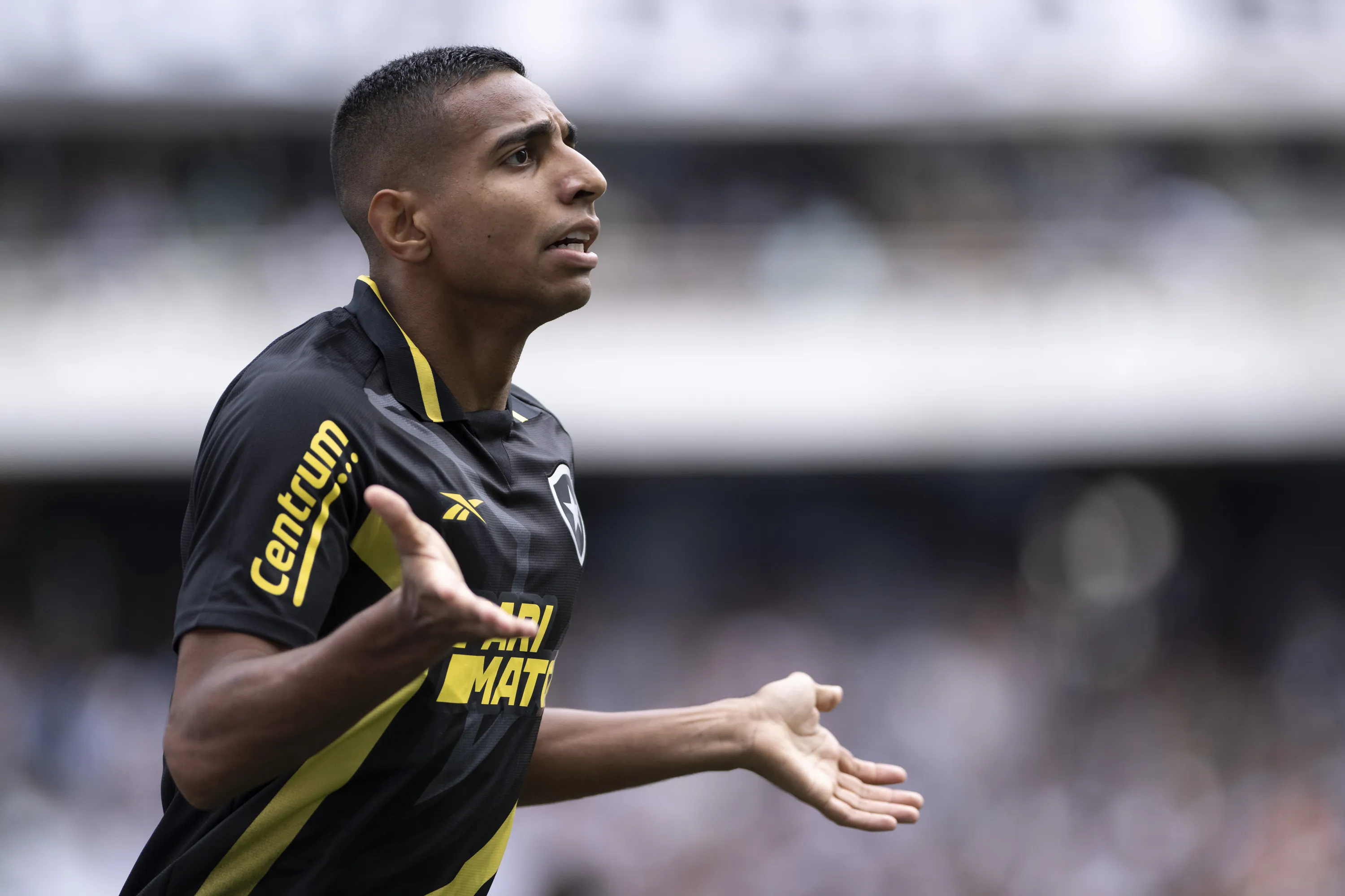 Aos 32 anos, Victor Sá se mudou para a Rússia após ótima passagem pelo Botafogo – Foto: Jorge Rodrigues/AGIF