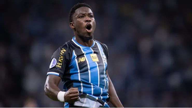 Amuzu em campo pelo Grêmio. Foto: Maxi Franzoi/AGIF