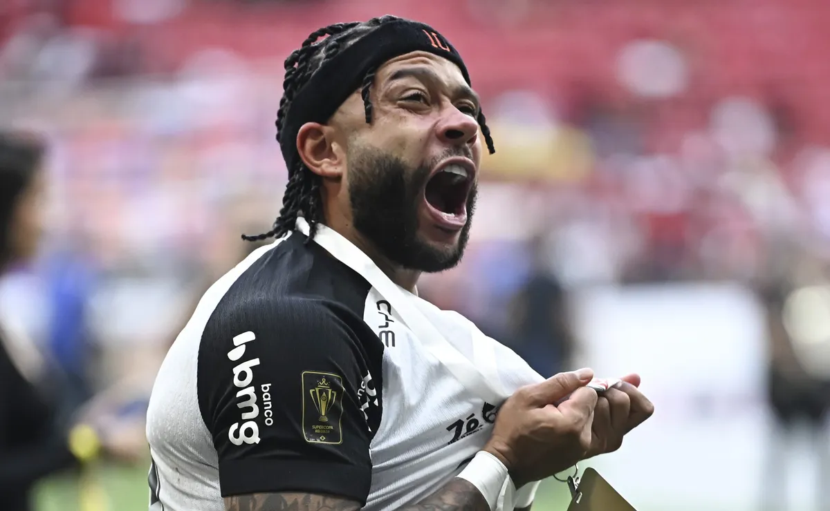 Corinthians oferece R$ 2,5 milhões/mês para renovar com Memphis Depay; dívida seria paga até 2028