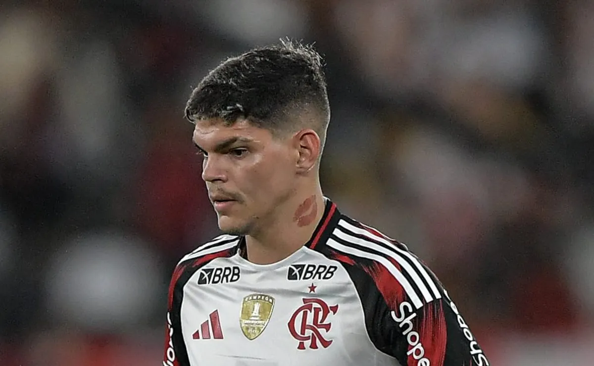 Flamengo se anima com venda de Ayrton Lucas visando contratações de Luiz Henrique e Douglas Santos