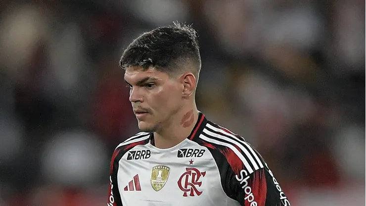 Ayrton Lucas, lateral-esquerdo do Flamengo - Foto: Thiago Ribeiro/AGIF