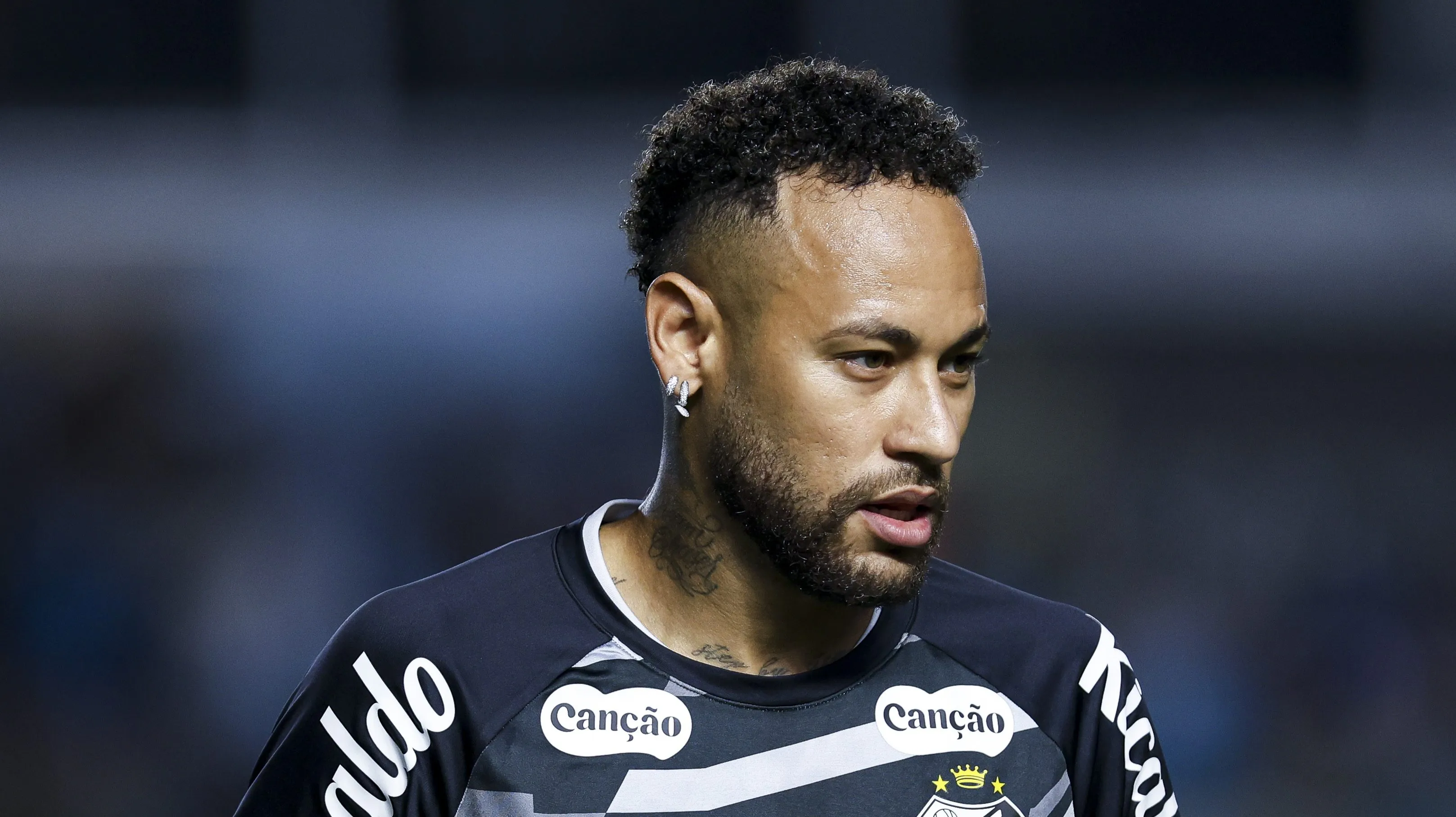Foto: Ricardo Moreira/Getty Images – Ney Jr. em aquecimento antes de jogo na Vila Belmiro.