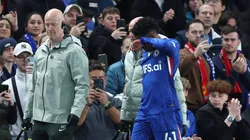 Estêvão sai de campo contra o Manchester United chorando após lesão no tornozelo pelo Chelsea