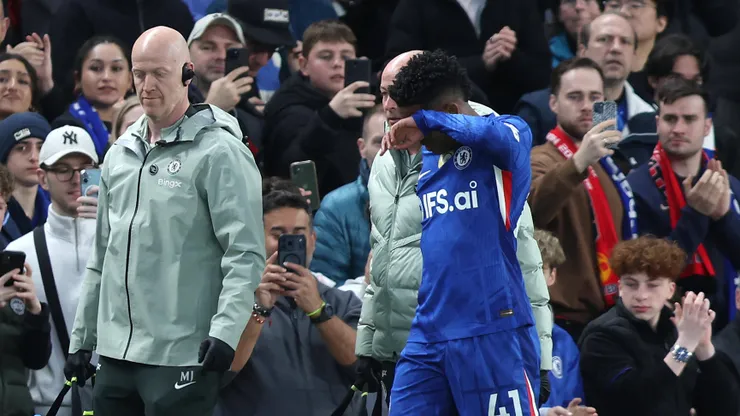 Estêvão sai de campo contra o Manchester United chorando após lesão no tornozelo pelo Chelsea