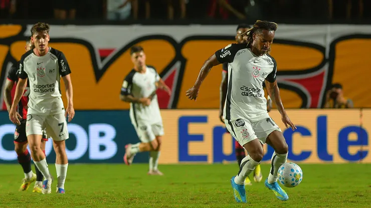 Carrillo jogador do Corinthians durante partida contra o Vitoria no estádio Barradão. Foto: Walmir Cirne/AGIF