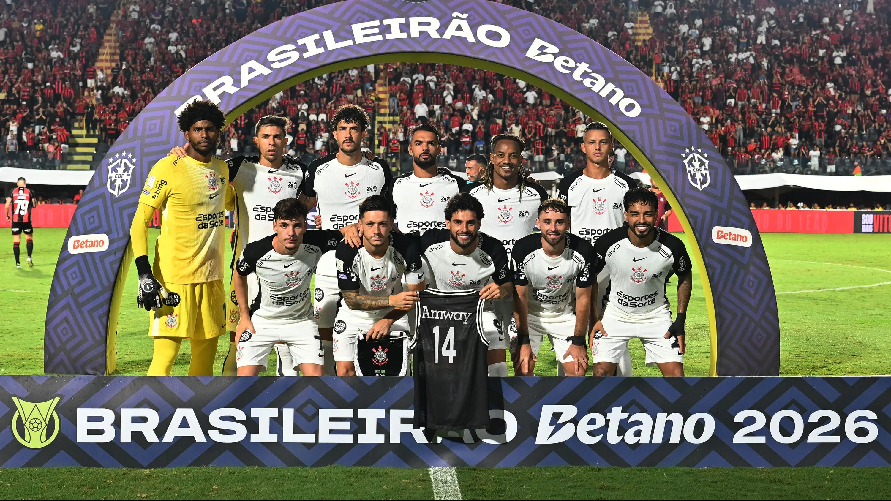 Jogadores do Corinthians posam para foto antes na partida contra Vitoria no estadio Barradao pelo campeonato Brasileiro A 2026. Foto: Walmir Cirne/AGIF