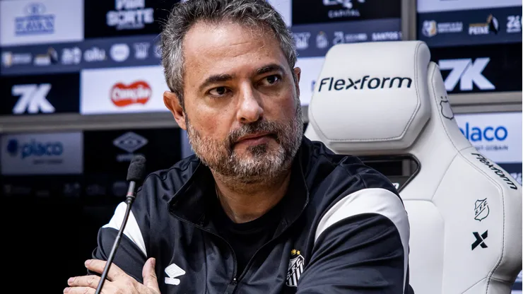 Diretor monitora o mercado - Foto: Raul Baretta/Santos FC.