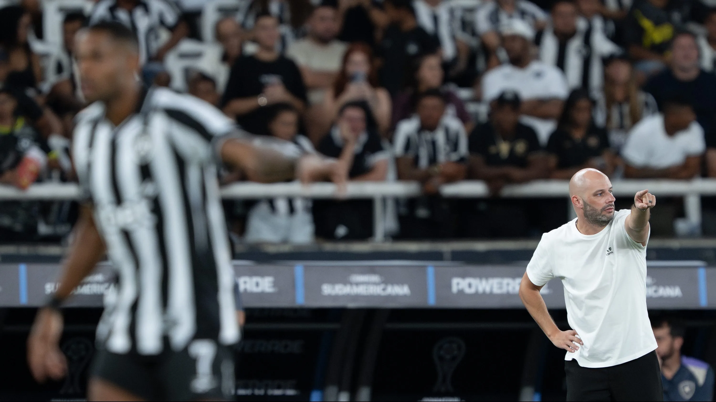 Franclim Carvalho tecnico do Botafogo durante partida contra o Caracas no estadio Engenhao pelo campeonato Copa Sul-Americana 2026. Foto: Jorge Rodrigues/AGIF