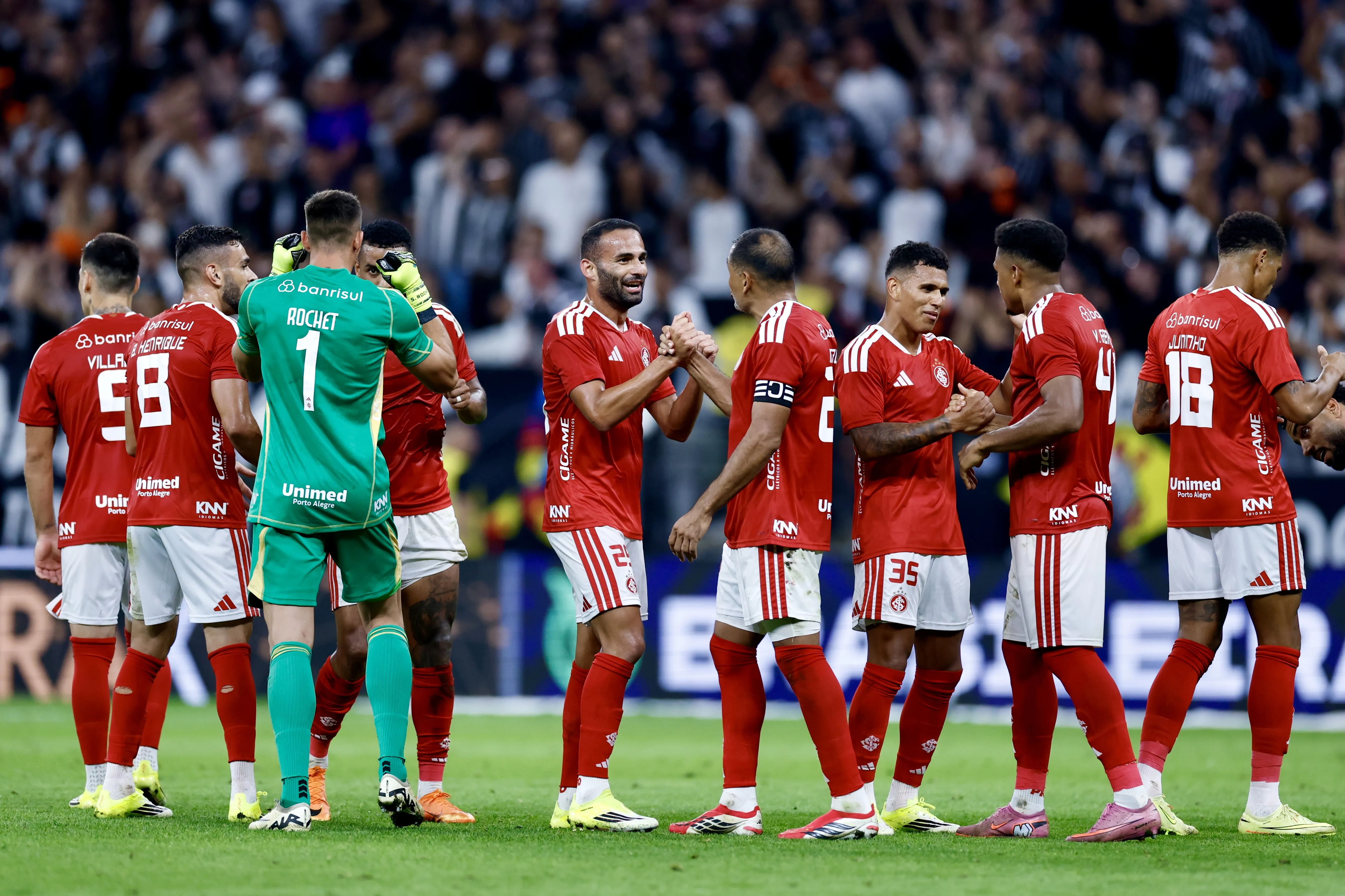 Jogadores do Internacional comemoram vitoria ao final da partida contra o Corinthians no estadio Arena Corinthians pelo campeonato Brasileiro A 2026. Foto: Marcello Zambrana/AGIF