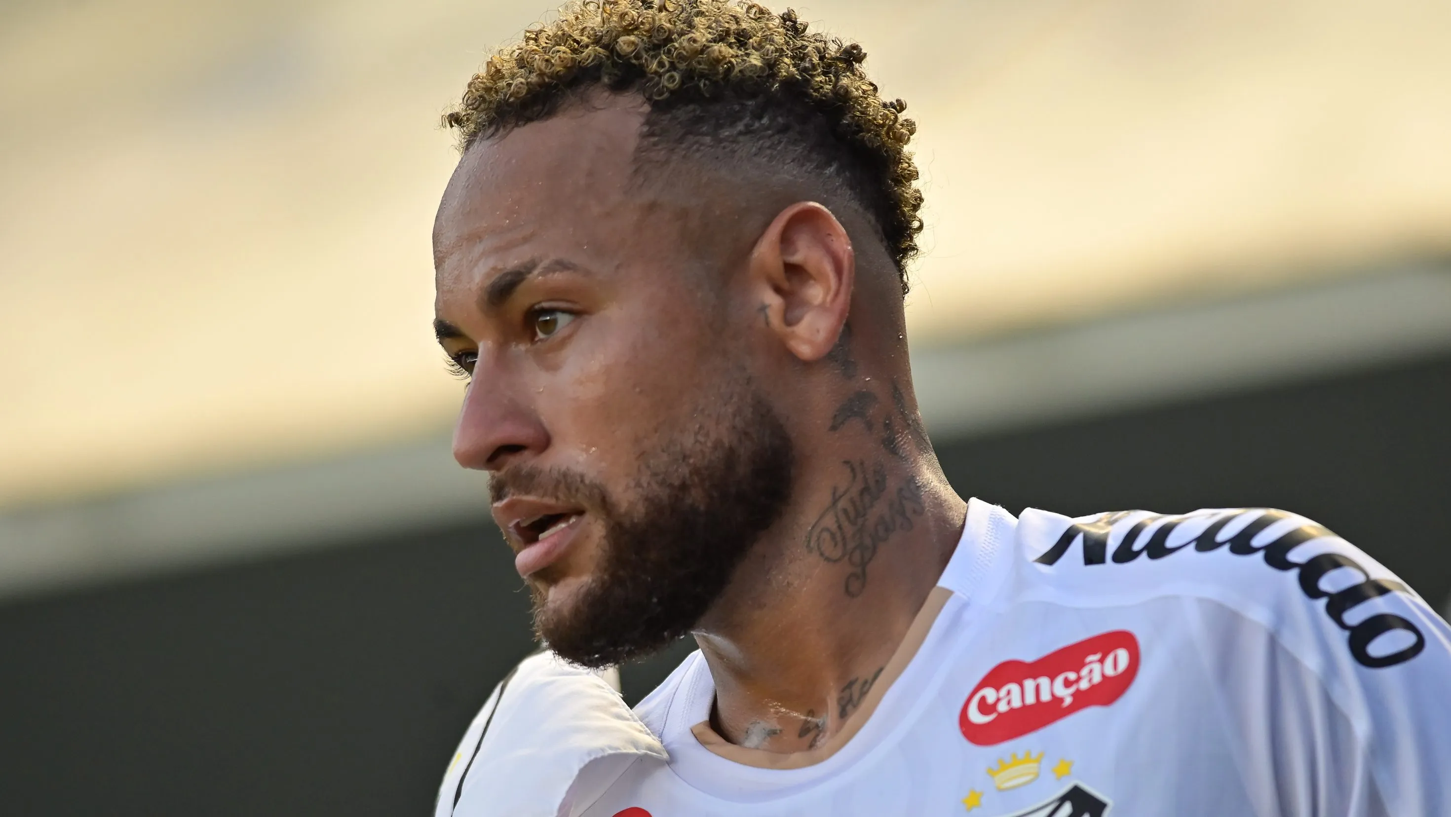 Foto: Jota Erre/AGIF – Neymar em campo durante jogo contra o Fluminense, na Vila Belmiro.