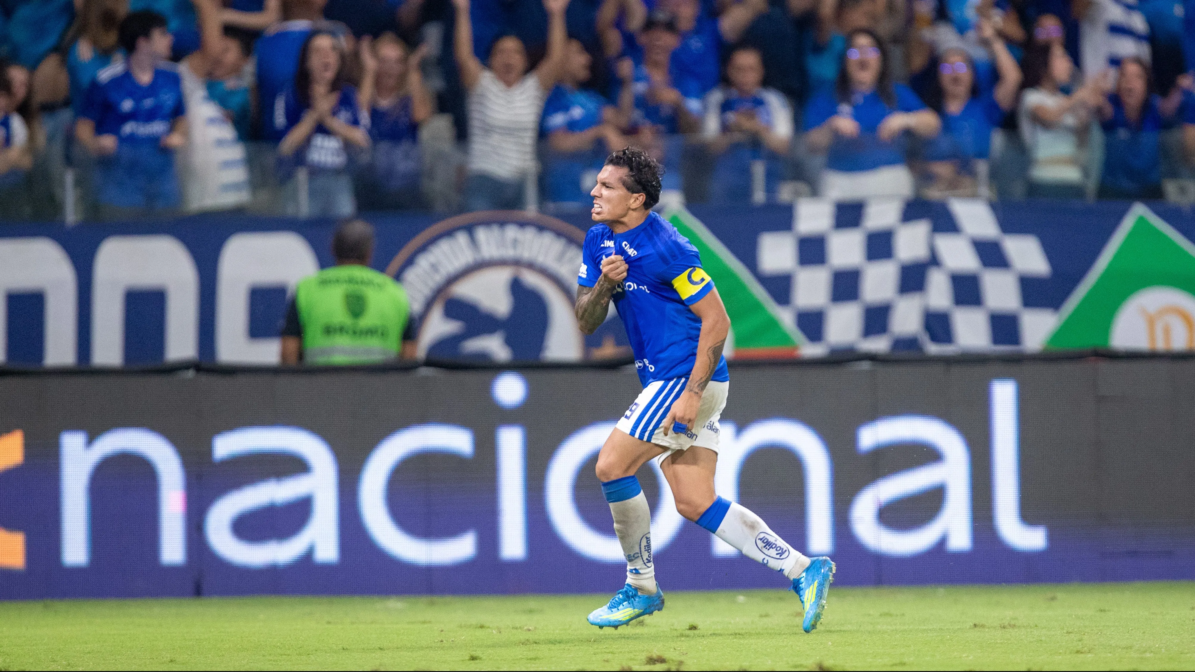 Lucas Romero jogador do Cruzeiro comemora seu gol durante partida contra o Gremio no estadio Mineirao pelo campeonato Brasileiro A 2026. Foto: Fernando Moreno/AGIF