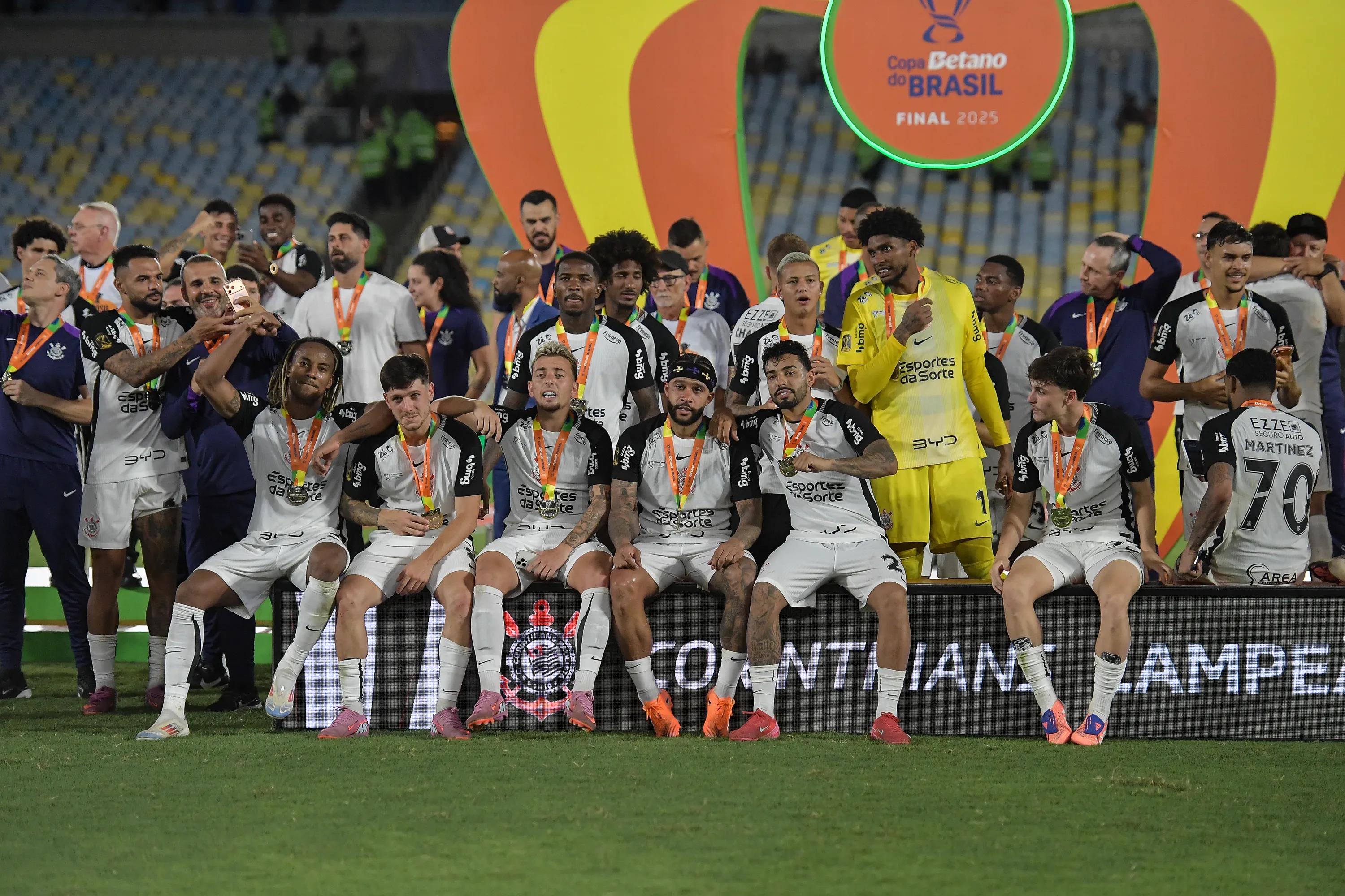 Jogadores do Corinthians comemoram titulo de campeão após partida contra o Vasco no estádio Maracanã pela decisão do campeonato Copa Do Brasil 2025. Foto: Thiago Ribeiro/AGIF