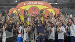Jogadores do Corinthians comemoram título de campeão após partida contra o Vasco. Foto: Thiago Ribeiro/AGIF