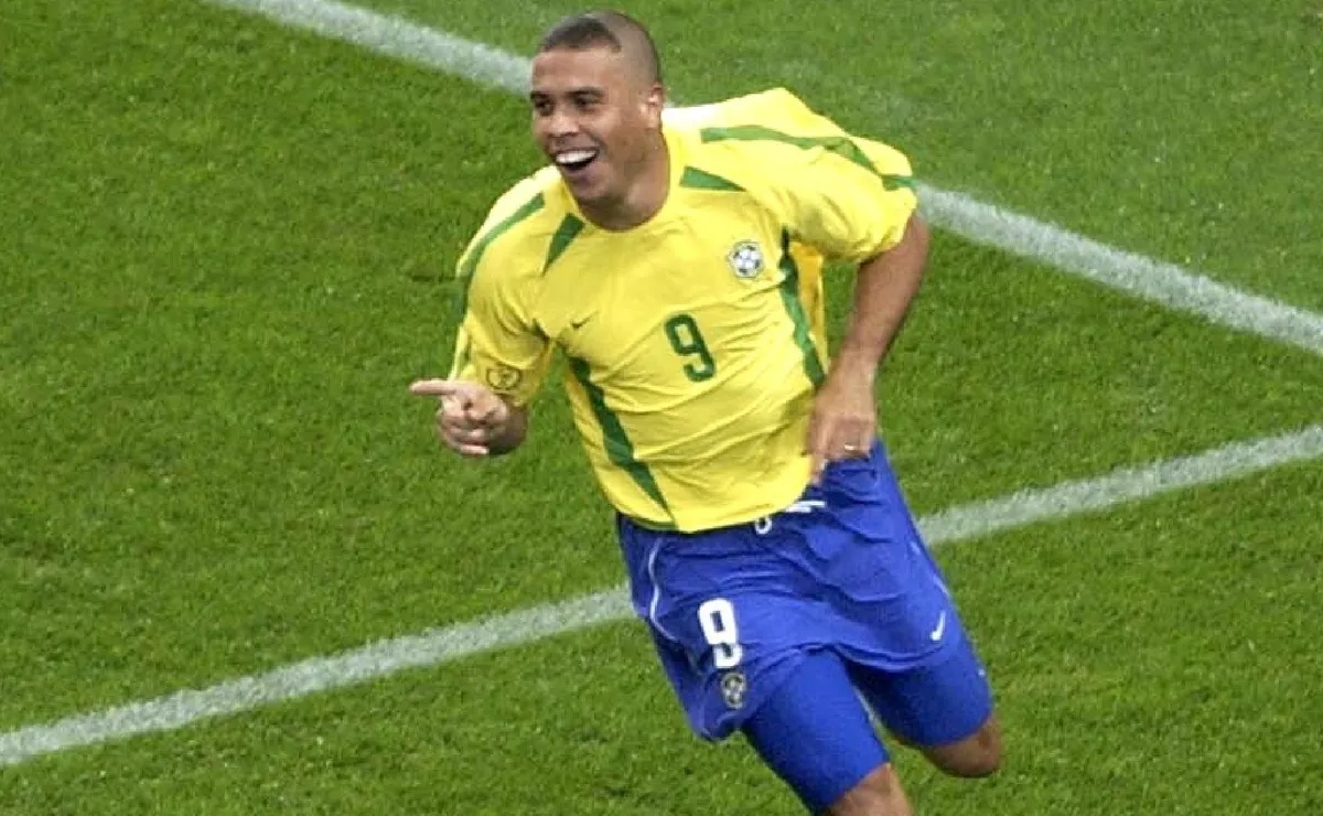 Ronaldo brilhou na Copa do Mundo de 2002 e se consolidou como fenômeno histórico do futebol mundial