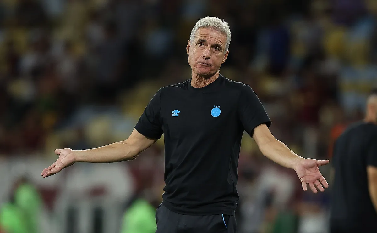Grêmio trata situação de Luís Castro e o mantém no cargo por uso da base e ano de reconstrução