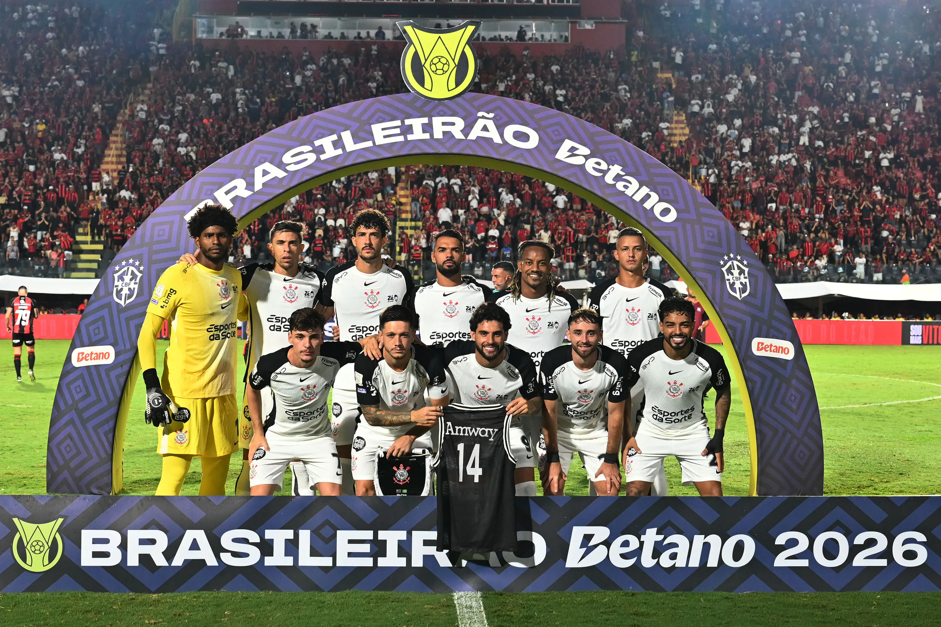 Jogadores do Corinthians posam para foto antes na partida contra Vitoria no estadio Barradao pelo campeonato Brasileiro A 2026. Foto: Walmir Cirne/AGIF