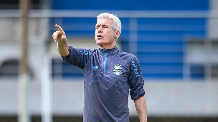 Luís Castro em treino do Grêmio - FOTO: LUCAS UEBEL/GREMIO FBPA