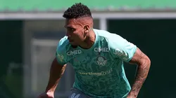 Paulinho em ação durante treino na Academia