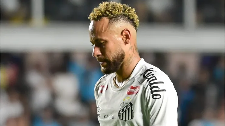 Neymar em campo pelo Santos.