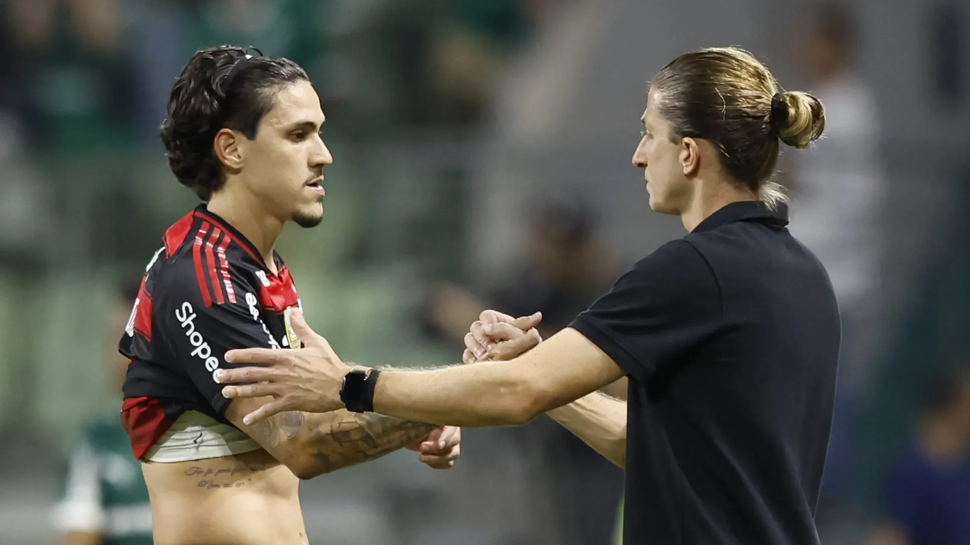 Pedro e Filipe Luís. Foto: Miguel Schincariol/Getty Images)