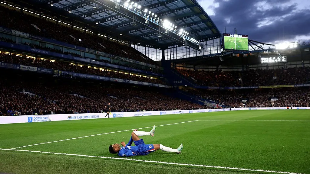 Estêvão cai lesionado durante partida da Premier League – (Photo by Julian Finney/Getty Images)