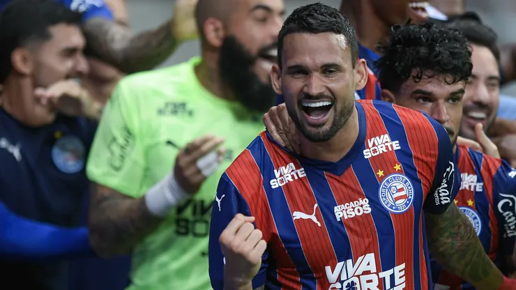 BA - SALVADOR - 02/11/2025 - BRASILEIRO A 2025, BAHIA X BRAGANTINO - Willian Jose jogador do Bahia comemora seu gol com jogadores do seu time durante partida contra o Bragantino no estadio Arena Fonte Nova pelo campeonato Brasileiro A 2025. Foto: Jhony Pinho/AGIF
