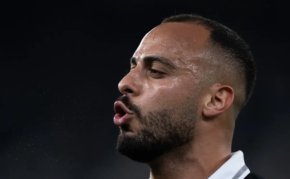 Arthur Cabral segue na mira do Corinthians para julho e Marcelo Paz faz lobby pela contratação