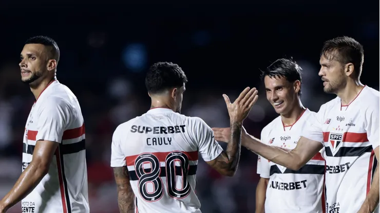 Jogadores do São Paulo comemorando gol no Morumbis.